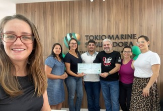 Renato Ferreira recebe o "cheque" da equipe da sucursal da Tokio Marine