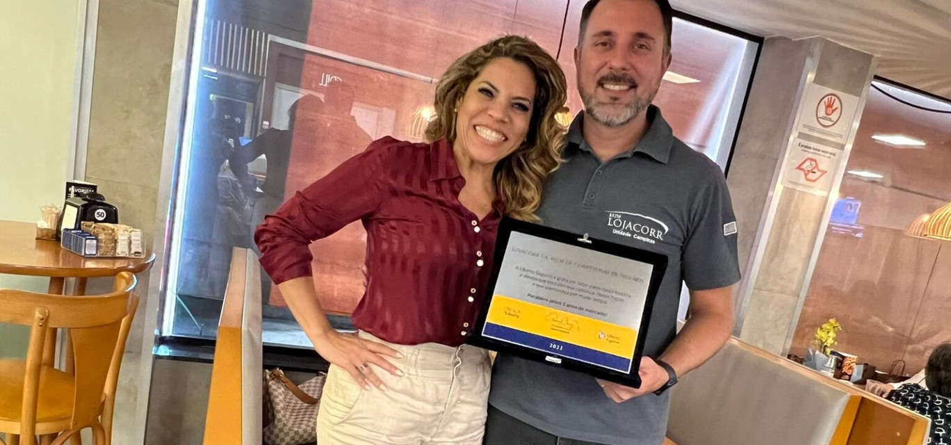 Ana Paula Farias, da Liberty, e Rafael Brentegani, da Unidade Lojacorr Ana Paula Farias, da Liberty, e Rafael Brentegani, da Unidade Lojacorr