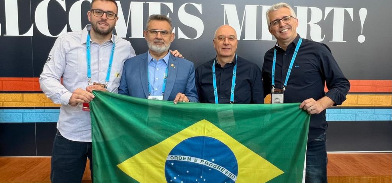 Delegação brasileira no evento: Felipe Eduardo Sousa, representante da MDRT Brasil na região Sudeste e Norte (Local Chair Brazil), Josusmar Sousa, presidente da MDRT Brasil (Country Chair Brazil), Helder Molina, CEO da MAG Seguros, e Marcio Batistuti, presidente do CVG-SP e diretor da MAG Seguros Delegação brasileira no evento: Felipe Eduardo Sousa, representante da MDRT Brasil na região Sudeste e Norte (Local Chair Brazil), Josusmar Sousa, presidente da MDRT Brasil (Country Chair Brazil), Helder Molina, CEO da MAG Seguros, e Marcio Batistuti, presidente do CVG-SP e diretor da MAG Seguros