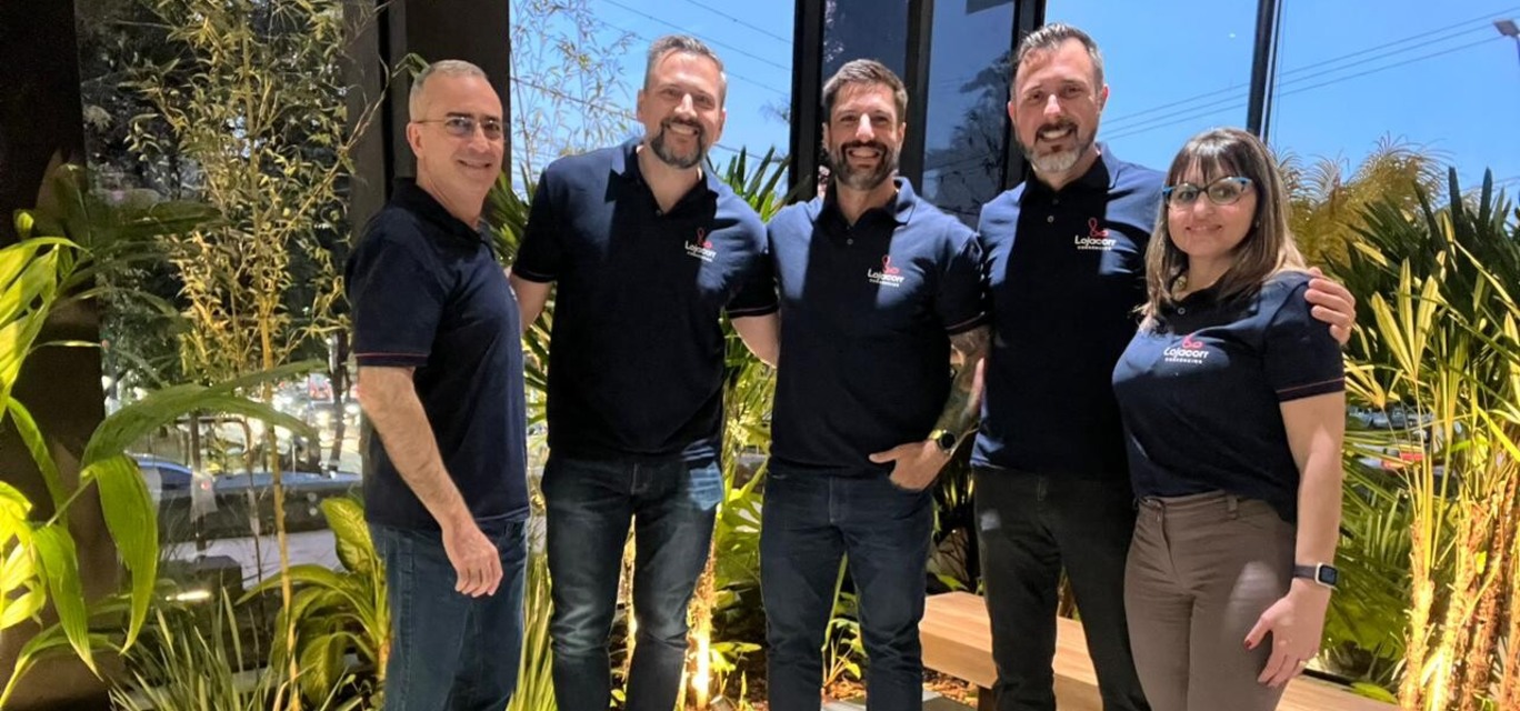 Integração de equipes: (E/D) José Roberto Luppi, diretor Comercial BR Consórcios; André Moreno, diretor Regional SP Centro Norte; Eduardo Ferrari, corretor da UP4; Rafael Brentegani, gestor Unidade Campinas-Jundiaí; e Dayane Crepaldi, atendimento BR Consórcios Integração de equipes: (E/D) José Roberto Luppi, diretor Comercial BR Consórcios; André Moreno, diretor Regional SP Centro Norte; Eduardo Ferrari, corretor da UP4; Rafael Brentegani, gestor Unidade Campinas-Jundiaí; e Dayane Crepaldi, atendimento BR Consórcios