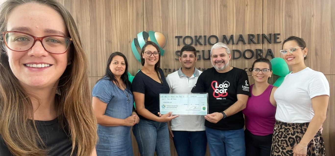 Renato Ferreira recebe o "cheque" da equipe da sucursal da Tokio Marine Renato Ferreira recebe o "cheque" da equipe da sucursal da Tokio Marine