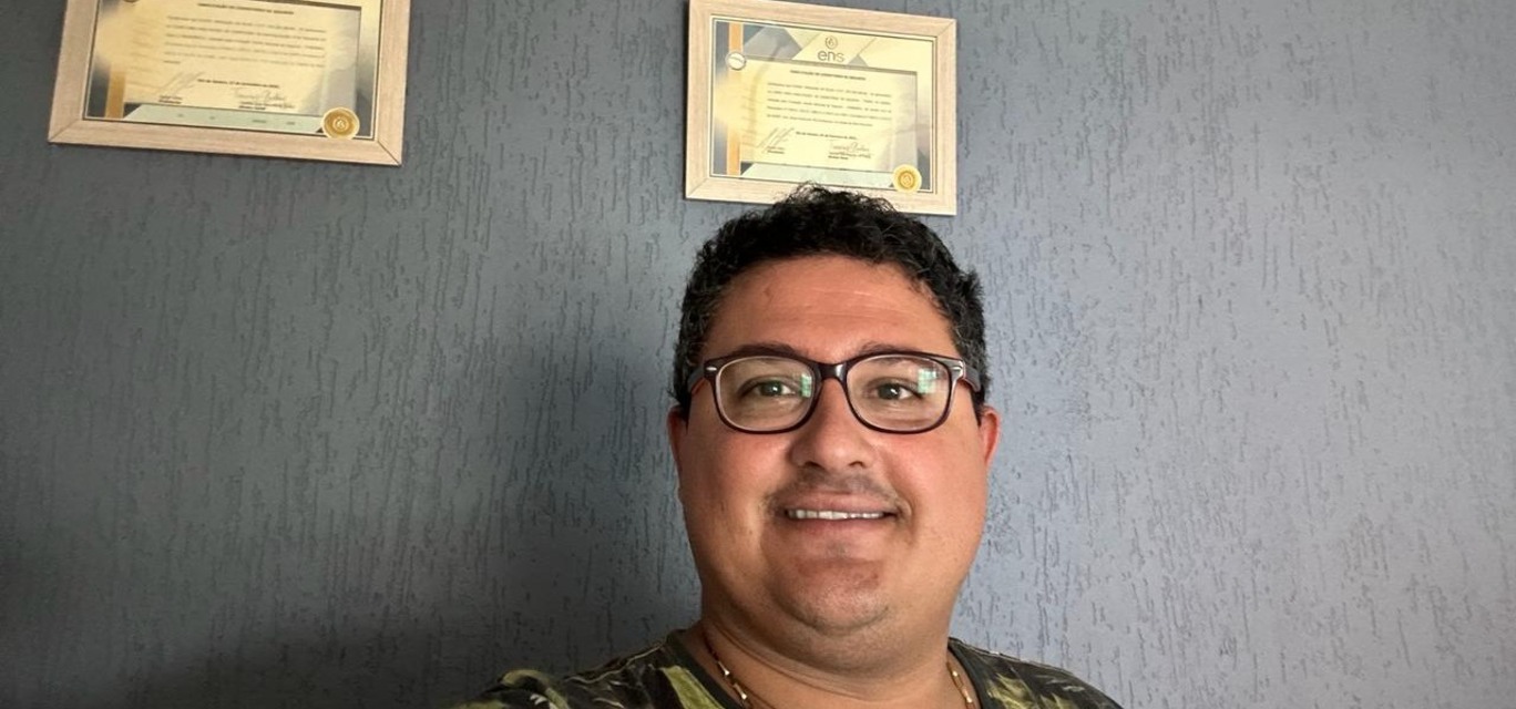 O corretor Fleury Fregugia com orgulho de sua habilitação profissional O corretor Fleury Fregugia com orgulho de sua habilitação profissional