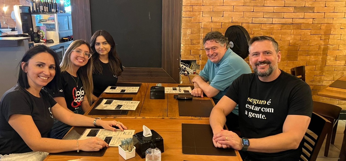 Time das Unidades - (E/D) Cinthia, Gabi, Duda e Júlio - com o diretor André Moreno Time das Unidades - (E/D) Cinthia, Gabi, Duda e Júlio - com o diretor André Moreno