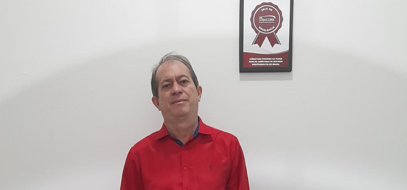 O corretor de seguros Carlos Santos O corretor de seguros Carlos Santos