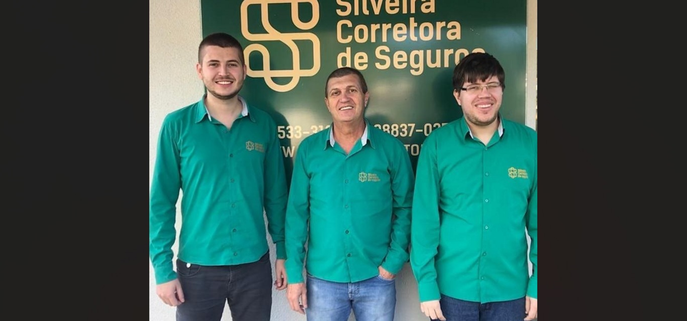 Gilmar entre os dois filhos: Jackson (à esq.) e Douglas Gilmar entre os dois filhos: Jackson (à esq.) e Douglas